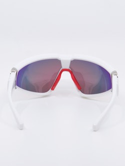 Tykke sportsbriller i rød og gulfarget glass med hvit ramme, bilde bakfra