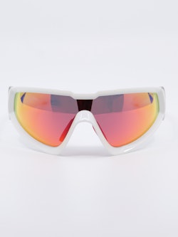 Tykke sportsbriller i rød og gulfarget glass med hvit ramme, bilde forfra