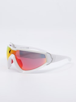 Tykke sportsbriller i rød og gulfarget glass med hvit ramme, bilde fra siden