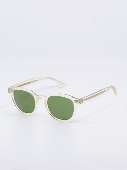 Solbrille med transparent grønnfarge, bilde fra siden