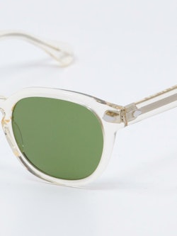 Solbrille med transparent grønnfarge, nærbilde