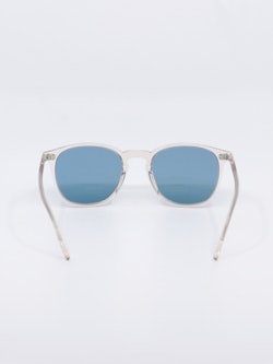 Solbrille med transparent ramme og blå glass, bilde bakfra