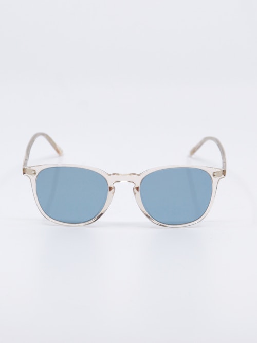 Solbrille med transparent ramme og blå glass, bilde forfra