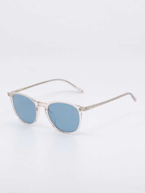 Solbrille med transparent ramme og blå glass, bilde fra siden