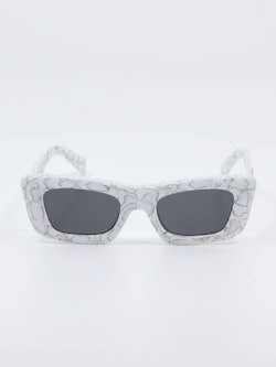 Hvit solbrille med marmordesign og svarte glass, bilde forfra