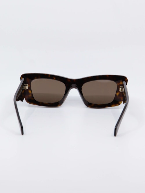 Havanafarget solbrille med svak cateye og brune glass, bilde bakfra