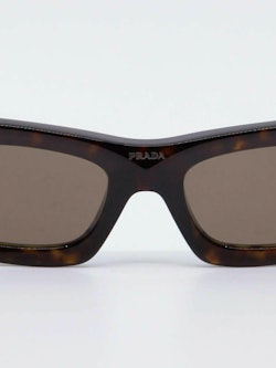 Havanafarget solbrille med svak cateye og brune glass, bilde forfra nært