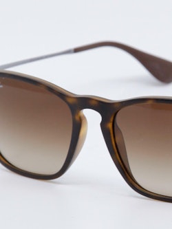 Brun og rund solbrille med brungraderte glass, bilde nær