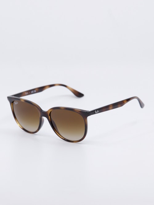 Havanafarget solbrille med klassisk form og brungraderte glass, bilde fra siden