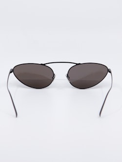 Metallsolbrille i avrundet cateye i fargen sort, bilde bakfra
