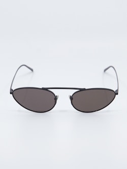 Metallsolbrille i avrundet cateye i fargen sort, bilde forfra