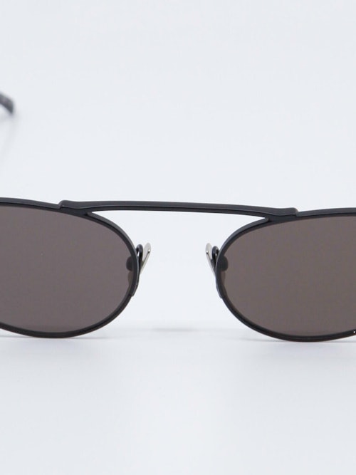 Metallsolbrille i avrundet cateye i fargen sort, bilde forfra