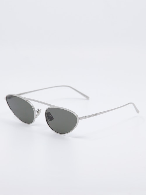Metallsolbrille i sølv, oval modell med avrundet cateye, bilde fra siden