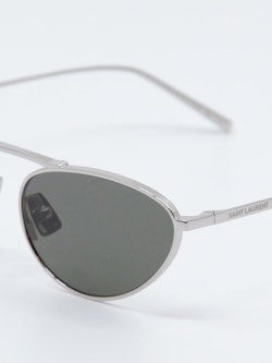 Metallsolbrille i sølv, oval modell med avrundet cateye, nærbilde