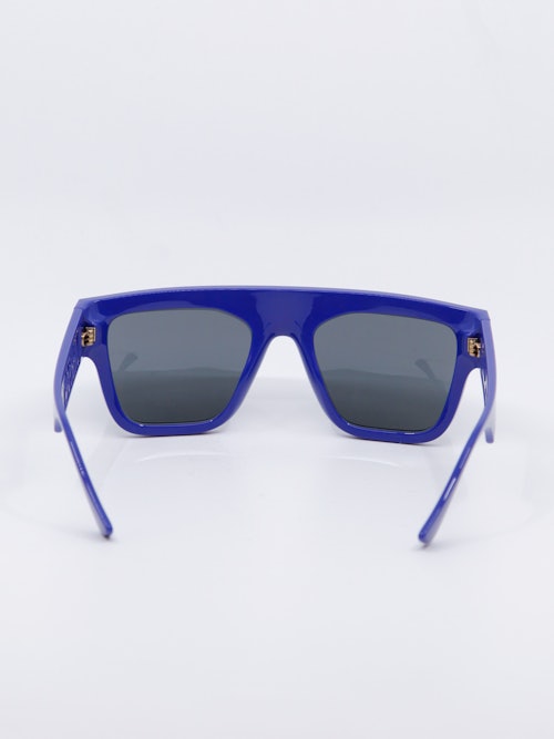 Kantet solbrille i fagen blå, med grå glass, bilde bakfra