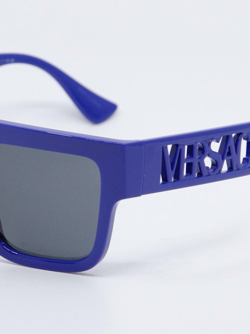 Kantet solbrille i fargenblå, med grå glass, bilde nær