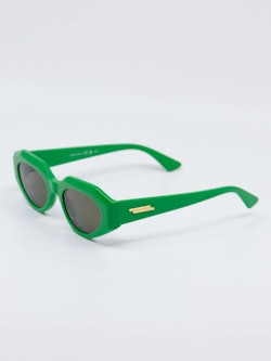 Solbrille fra Bottega Veneta i deres ikoniske grønnfarge, bilde fra siden