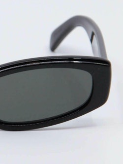 CL40252I 01A solbrille i svart, nærbilde