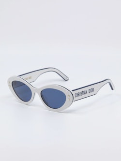 Dior Pacific hvit solbrille med blå glass, bilde tatt forfra