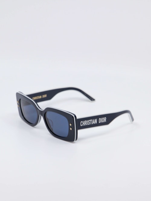 Mørkblå Dior Pacific solbrille med blå brilleglass og hvite stjerner på brillesiden