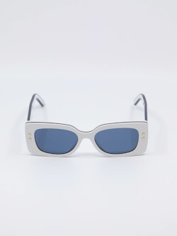 Hvit og blå Pacific Dior solbrille med stjernedetaljer, bilde forfra