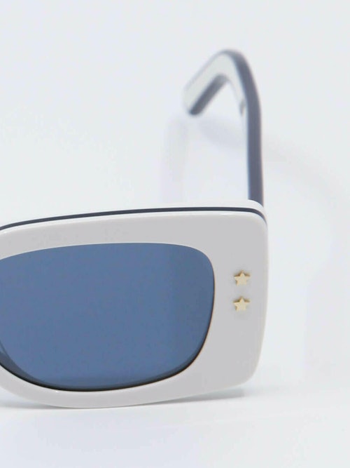 Hvit og blå Pacific Dior solbrille med stjernedetaljer, nærbilde