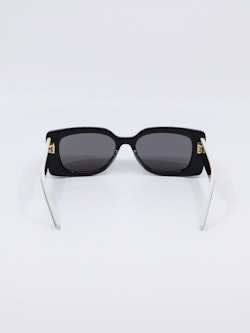 En svart Dior Pacific solbrille med tykke brillestenger og Christian Dior logo på hver side.