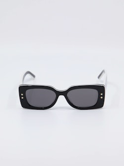 En svart Dior Pacific solbrille med tykke brillestenger og Christian Dior logo på hver side.
