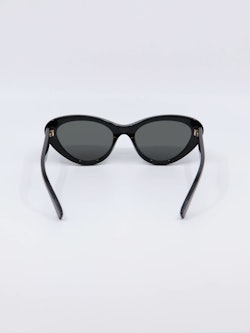 Svart cat-eye solbrille med runde kanter fra Gucci, bilde bakfra