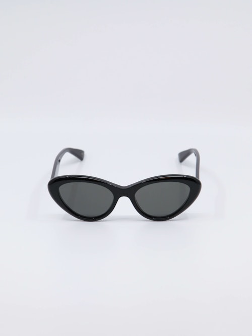 Svart cat-eye solbrille med runde kanter fra Gucci, bilde forfra