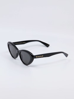Svart cat-eye solbrille med runde kanter fra Gucci, bilde fra siden