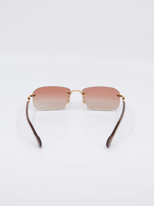 Solbrille fra Gucci med gulldetaljer, og peach-farget glass, bilde bakfra