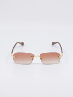 Solbrille fra Gucci med gulldetaljer, og peach-farget glass, bilde forfra