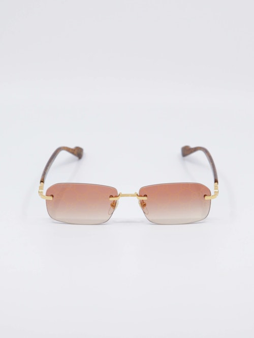 Solbrille fra Gucci med gulldetaljer, og peach-farget glass, bilde forfra