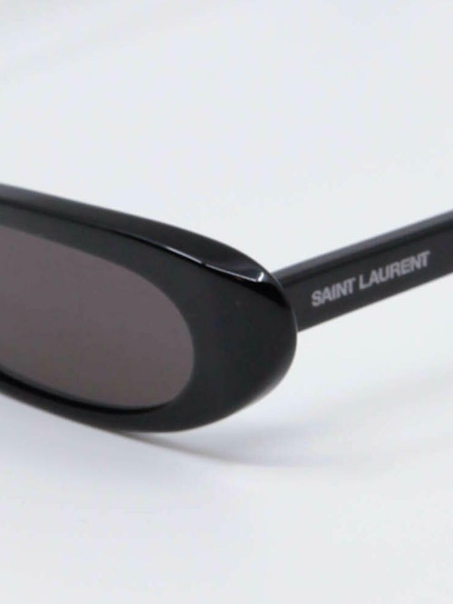 Sporty og smal solbrille i fargen sort, fra Saint Laurent. Nærbilde