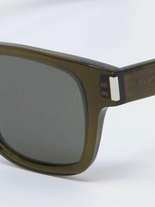 Solbrille fra Saint Laurent, som har et maskulint uttrykk, nærbilde