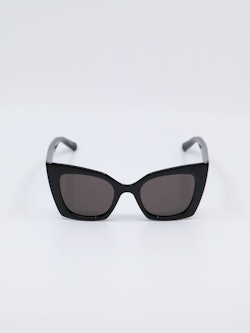 Svart og markant cat-eye solbrille fra Saint Laurent, bilde forfra