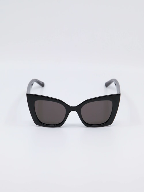 Svart og markant cat-eye solbrille fra Saint Laurent, bilde forfra