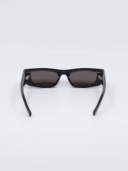 Smal solbrille fra Saint Laurent i fargen svart, bilde bakfra