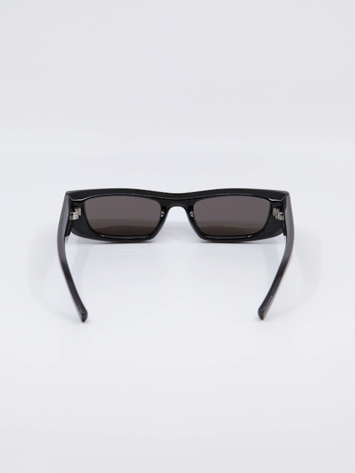 Smal solbrille fra Saint Laurent i fargen svart, bilde bakfra