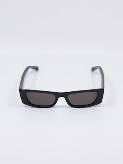 Smal solbrille fra Saint Laurent i fargen svart, bilde forfra