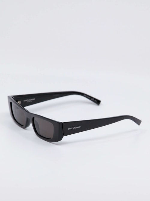 Smal solbrille fra Saint Laurent i fargen svart, bilde fra siden