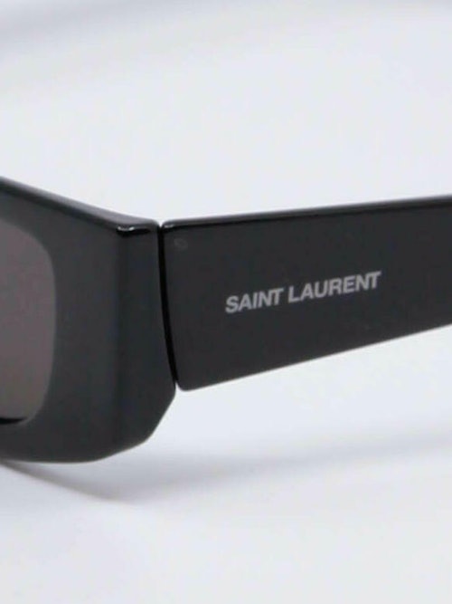 Smal solbrille fra Saint Laurent i fargen svart, nærbilde