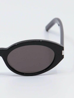 Svart og oval solbrille fra Saint Laurent, bilde forfra nærbilde
