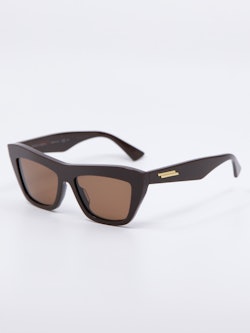 Bilde tatt fra siden av solbrille fra Bottega Veneta