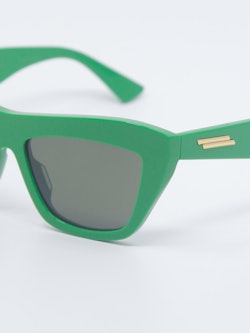 Nærbilde av solbrille fra Bottega Veneta