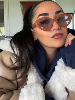 Bilde av artist Amanda Delara med solbrille fra Chloe