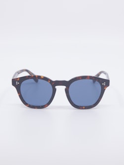 Bilde av solbrille med blå glass fra Oliver Peoples