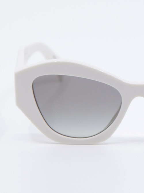 Nærbilde av solbrille PR07YS fra Prada i farge hvit