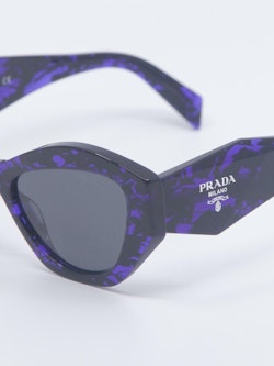 Nærbilde av solbrille PR07YS